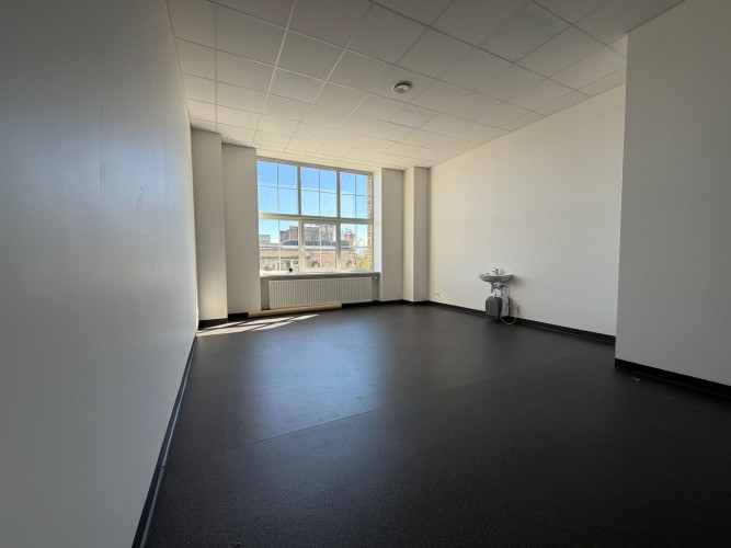 Pieejama telpa ar medicīnisko statusu un izlietni. Ēka ir sakopta ar ērtu piekļuvi, kas Rīga - foto 1