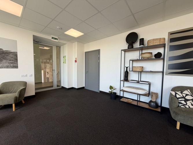 Pieejama telpa ar medicīnisko statusu un izlietni. Ēka ir sakopta ar ērtu piekļuvi, kas Rīga - foto 5