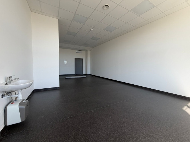 Pieejama telpa ar medicīnisko statusu un izlietni. Ēka ir sakopta ar ērtu piekļuvi, kas Rīga - foto 2