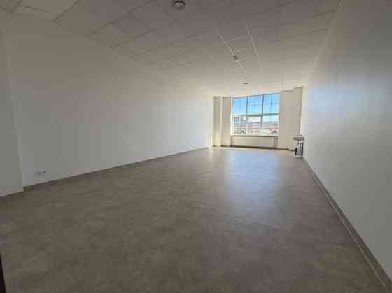 Сдаётся помещение с медицинским статусом и раковиной. Здание ухоженное с удобным Rīga