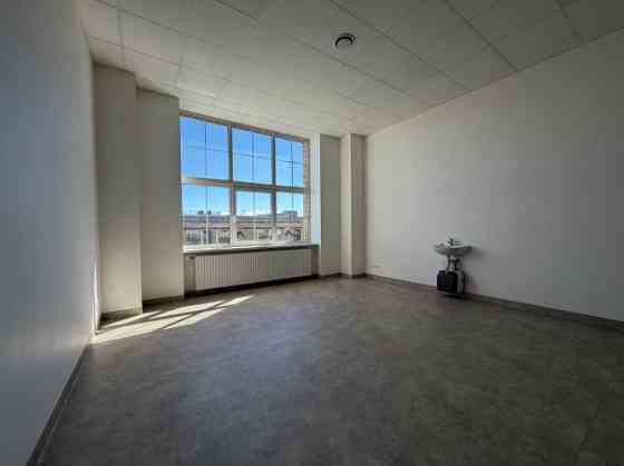 Сдаётся помещение с медицинским статусом и раковиной. Здание ухоженное с удобным Rīga