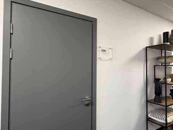 Сдаётся помещение с медицинским статусом и раковиной. Здание ухоженное с удобным Rīga