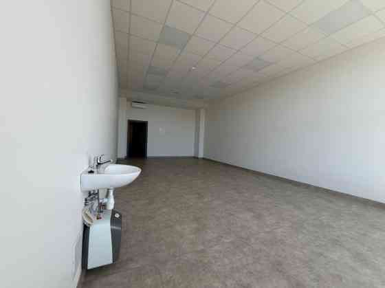 Сдаётся помещение с медицинским статусом и раковиной. Здание ухоженное с удобным Rīga