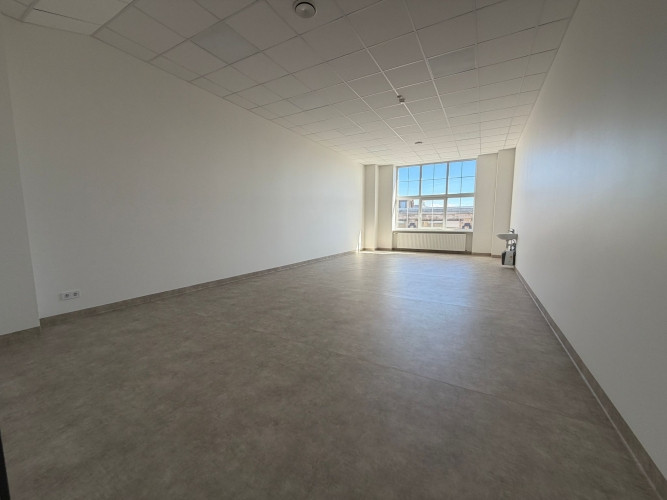 Pieejama telpa ar medicīnisko statusu un izlietni. Ēka ir sakopta ar ērtu piekļuvi, kas Rīga - foto 1