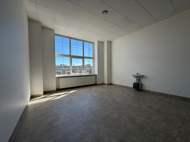 Pieejama telpa ar medicīnisko statusu un izlietni. Ēka ir sakopta ar ērtu piekļuvi, kas Rīga - foto 2