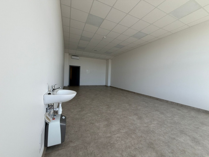 Pieejama telpa ar medicīnisko statusu un izlietni. Ēka ir sakopta ar ērtu piekļuvi, kas Rīga - foto 3