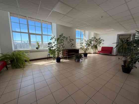 Сдаётся просторное помещение open space с большими витринными окнами. Открытая Rīga