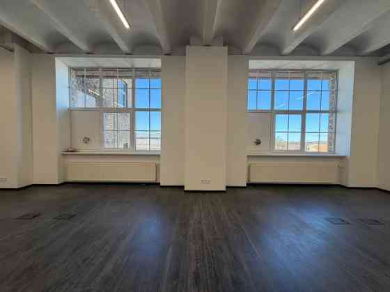 Сдаётся просторное помещение open space с большими витринными окнами. Открытая Rīga