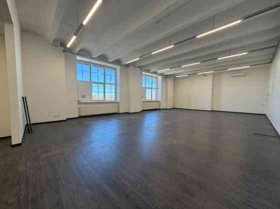 Сдаётся просторное помещение open space с большими витринными окнами. Открытая Rīga