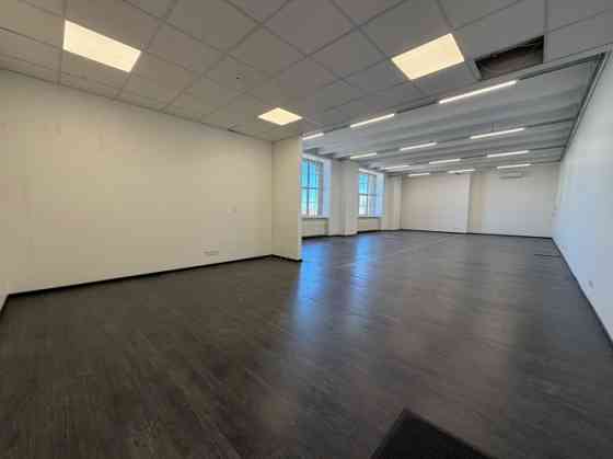 Сдаётся просторное помещение open space с большими витринными окнами. Открытая Rīga