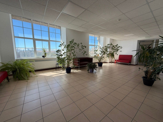 Pieejama plaša open space tipa telpa ar lieliem skatlogiem. Atvērta plānojuma telpa ar kopējo Rīga - foto 6
