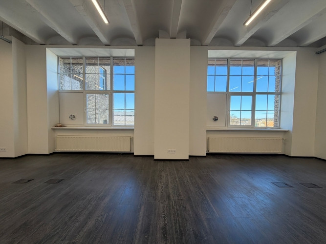 Pieejama plaša open space tipa telpa ar lieliem skatlogiem. Atvērta plānojuma telpa ar kopējo Rīga - foto 3