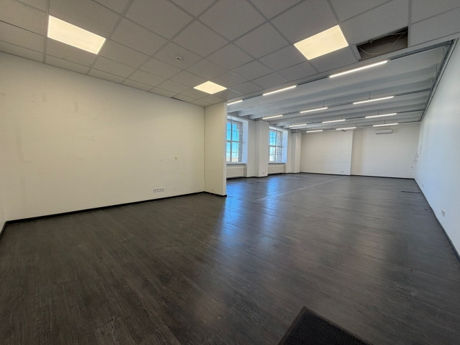 Pieejama plaša open space tipa telpa ar lieliem skatlogiem. Atvērta plānojuma telpa ar kopējo Rīga - foto 1