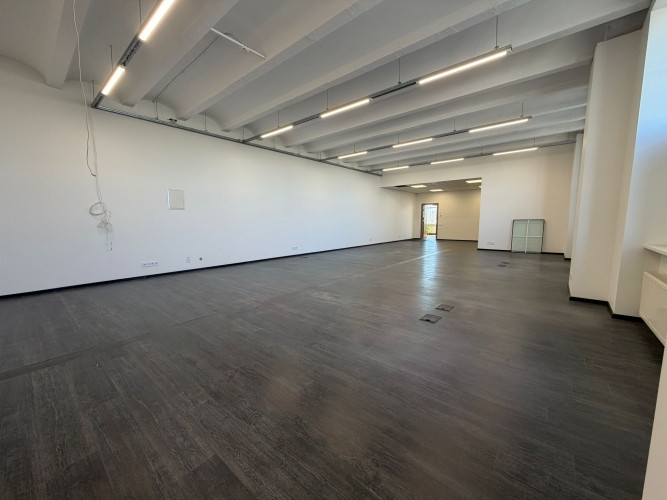 Pieejama plaša open space tipa telpa ar lieliem skatlogiem. Atvērta plānojuma telpa ar kopējo Rīga - foto 4