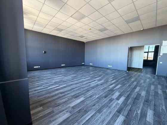 Сдаётся просторное и светлое помещение с большими витринными окнами. Вход через Rīga