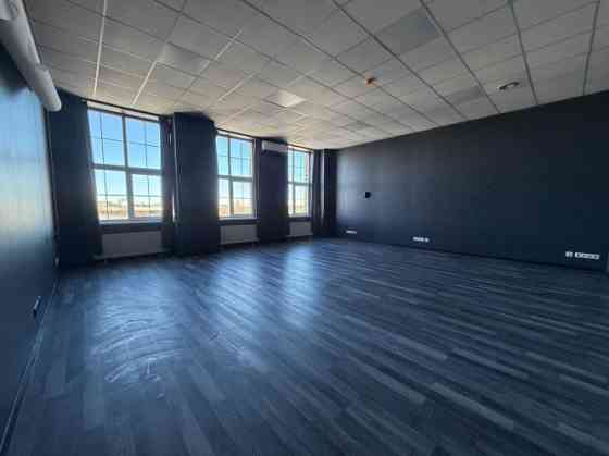 Сдаётся просторное и светлое помещение с большими витринными окнами. Вход через Rīga