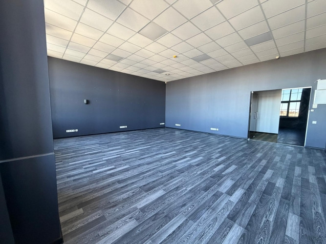 Pieejama viena plaša un gaiša telpa ar lieliem skatlogiem. Ieeja ar stikla durvīm, kas Rīga - foto 2