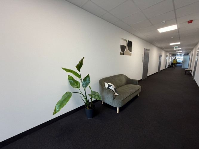 Pieejama viena plaša un gaiša telpa ar lieliem skatlogiem. Ieeja ar stikla durvīm, kas Rīga - foto 5