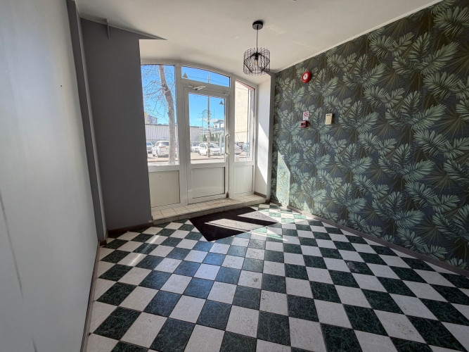 Pieejamas nomai tirdzniecības telpas ar privātu ieeju no fasādes. Piemērotas salonam vai Rīga - foto 1