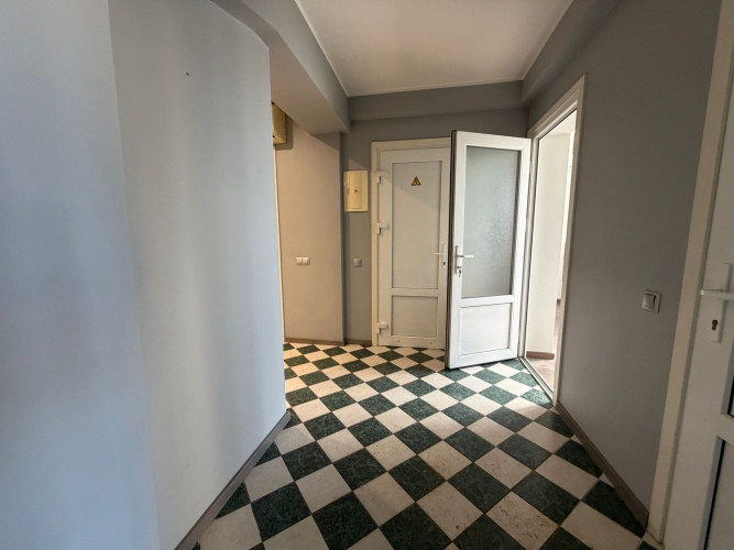 Pieejamas nomai tirdzniecības telpas ar privātu ieeju no fasādes. Piemērotas salonam vai Rīga - foto 2