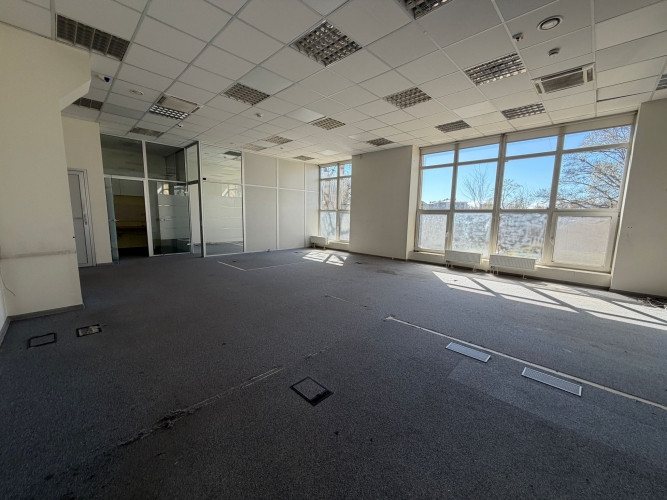 Pieejamas biroja telpas, kas tiks renovētas pēc pieprasījuma. Ļoti gaišs birojs ar lieliem Rīga - foto 1