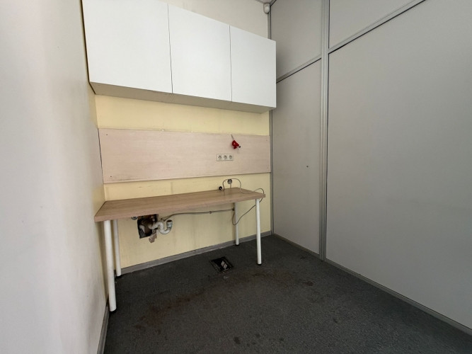 Pieejamas biroja telpas, kas tiks renovētas pēc pieprasījuma. Ļoti gaišs birojs ar lieliem Rīga - foto 4