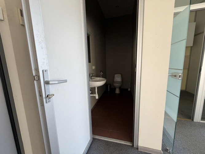 Pieejamas biroja telpas, kas tiks renovētas pēc pieprasījuma. Ļoti gaišs birojs ar lieliem Rīga - foto 5