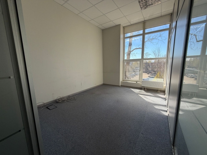 Pieejamas biroja telpas, kas tiks renovētas pēc pieprasījuma. Ļoti gaišs birojs ar lieliem Rīga - foto 3