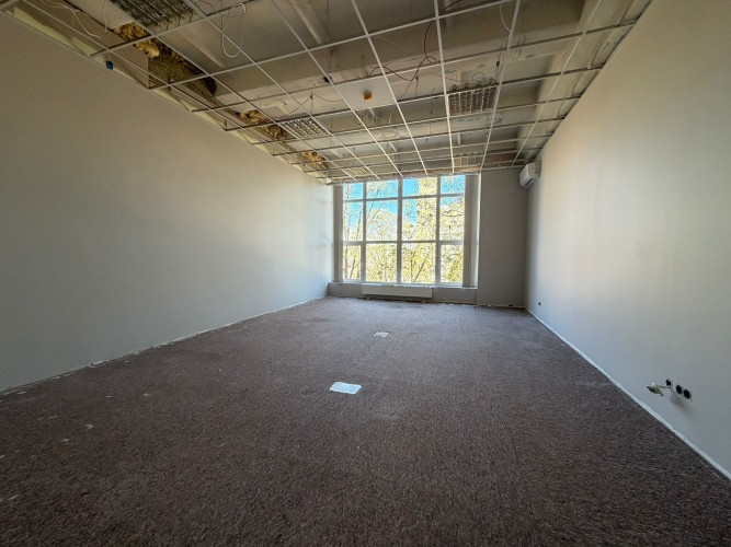 Pieejamas biroja telpas, kas tiks renovētas pēc pieprasījuma. Ļoti gaišs birojs ar lieliem Rīga - foto 2
