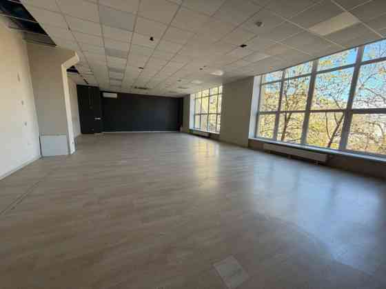 Сдаётся светлое офисное помещение open space с большими витринными окнами. Помещение Rīga