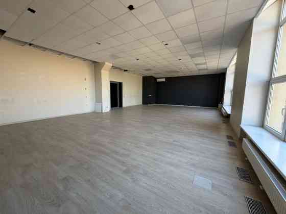 Сдаётся светлое офисное помещение open space с большими витринными окнами. Помещение Rīga