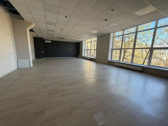 Pieejama gaiša open space tipa biroja zāle ar lieliem skatlogiem. Telpa ir kosmētiski renovēta Rīga - foto 3