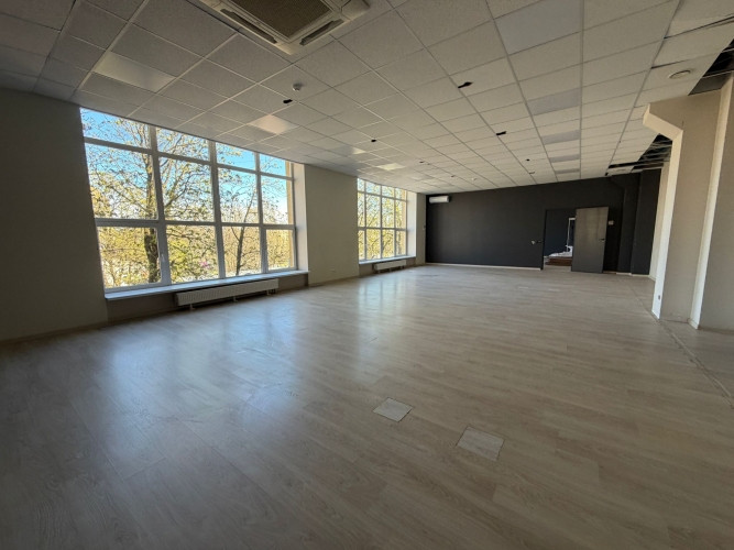 Pieejama gaiša open space tipa biroja zāle ar lieliem skatlogiem. Telpa ir kosmētiski renovēta Rīga - foto 1