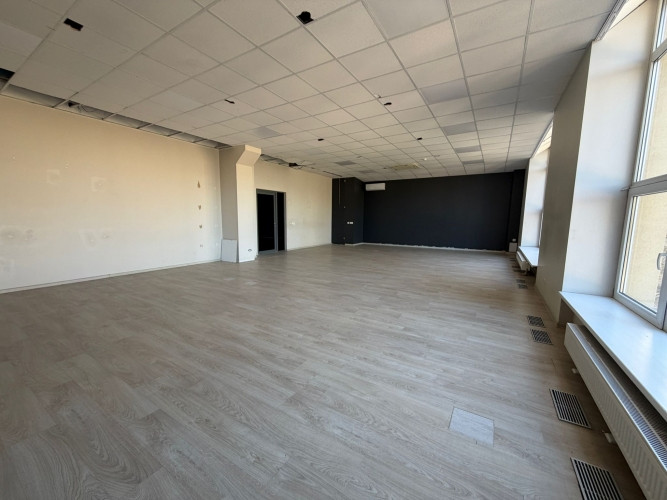 Pieejama gaiša open space tipa biroja zāle ar lieliem skatlogiem. Telpa ir kosmētiski renovēta Rīga - foto 2