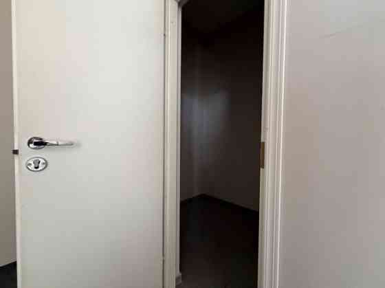 Сдаётся светлое офисное помещение с большими витринными окнами, обеспечивающими Rīga