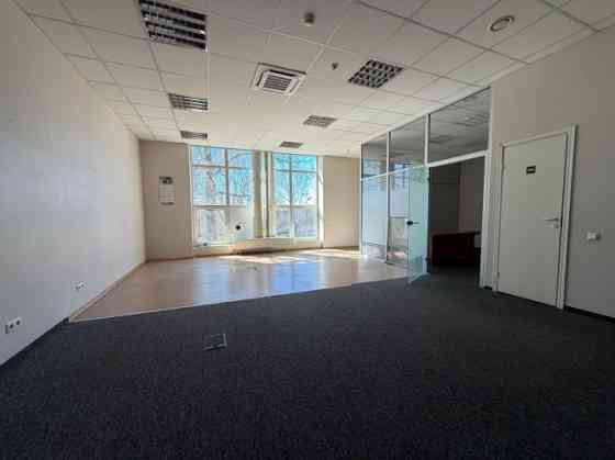 Сдаётся светлое офисное помещение с большими витринными окнами, обеспечивающими Rīga