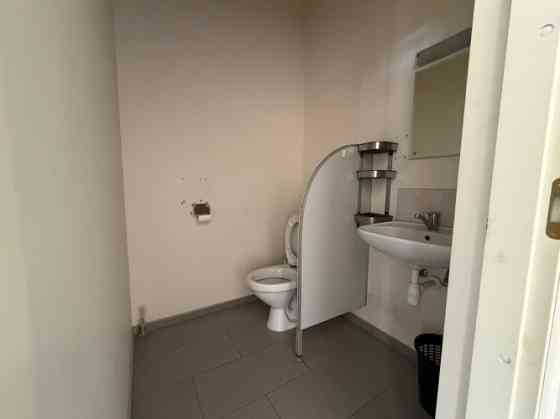 Сдаётся светлое офисное помещение с большими витринными окнами, обеспечивающими Rīga