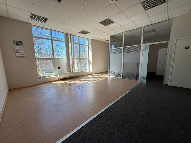 Pieejama gaiša biroja telpa ar lieliem skatlogiem, kas nodrošina lielisku dabisko apgaismojumu. Rīga - foto 2