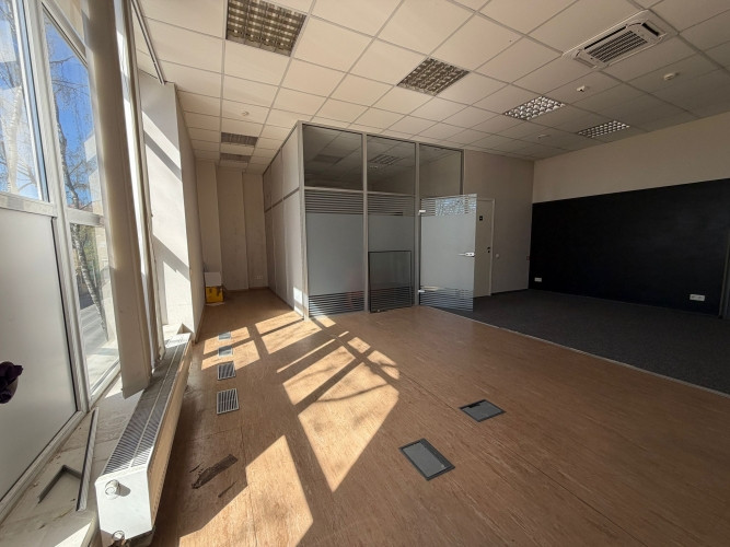 Pieejama gaiša biroja telpa ar lieliem skatlogiem, kas nodrošina lielisku dabisko apgaismojumu. Rīga - foto 3