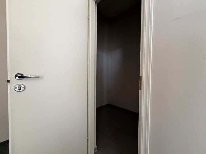 Pieejama gaiša biroja telpa ar lieliem skatlogiem, kas nodrošina lielisku dabisko apgaismojumu. Rīga - foto 5