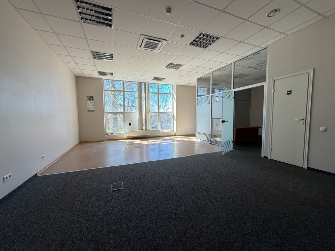 Pieejama gaiša biroja telpa ar lieliem skatlogiem, kas nodrošina lielisku dabisko apgaismojumu. Rīga - foto 1