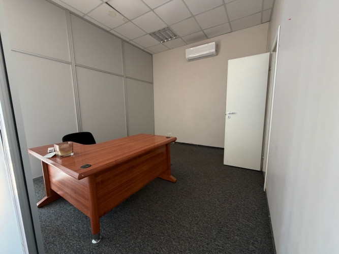 Pieejama gaiša biroja telpa ar lieliem skatlogiem, kas nodrošina lielisku dabisko apgaismojumu. Rīga - foto 4