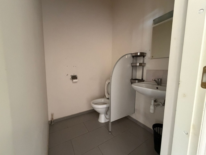 Pieejama gaiša biroja telpa ar lieliem skatlogiem, kas nodrošina lielisku dabisko apgaismojumu. Rīga - foto 6