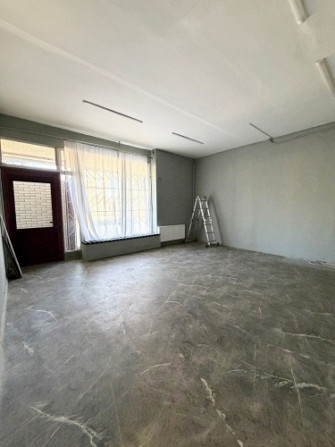 Pieejamas tirdzniecības telpas ar ieeju no fasādes. Kopējā platība  80 m.   Telpās ir 3 Rīga - foto 1