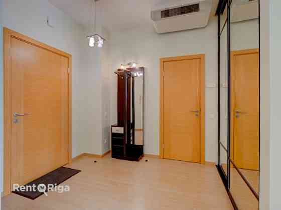 Izīrē 2 istabu dzīvokli projektā Centra Nams  Dzīvoklis atrodas prestižā un klusā vietā pašā Rīgas c Рига