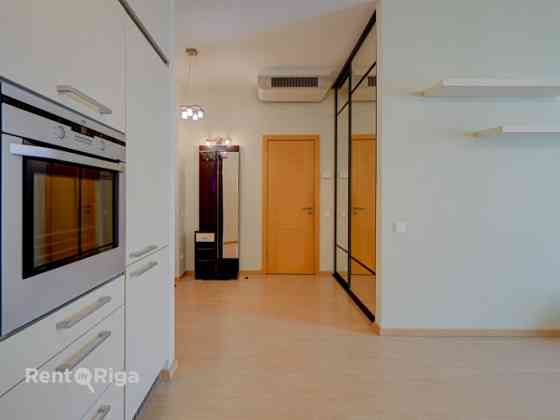 Izīrē 2 istabu dzīvokli projektā Centra Nams  Dzīvoklis atrodas prestižā un klusā vietā pašā Rīgas c Рига