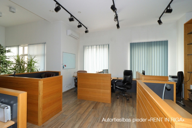 Saulains birojs ar balkonu un terasi un virtuvi.  Plašas un funkcionālas telpas, kas lieliski Rīga - foto 3