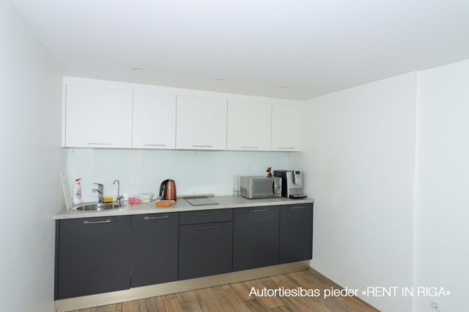 Saulains birojs ar balkonu un terasi un virtuvi.  Plašas un funkcionālas telpas, kas lieliski Rīga - foto 8