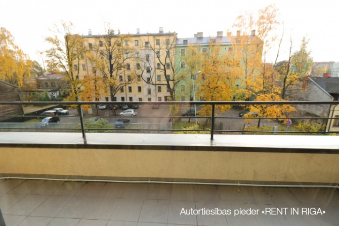 Saulains birojs ar balkonu un terasi un virtuvi.  Plašas un funkcionālas telpas, kas lieliski Rīga - foto 5