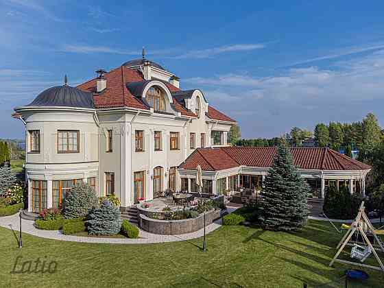Izīrē respektablu, labiekārtotu, mēbelētu neoklasicisma stilā celtu privātmāju vienā no Mežaparka pe Rīga